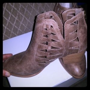 Qupid taupe oil finish ankle boots